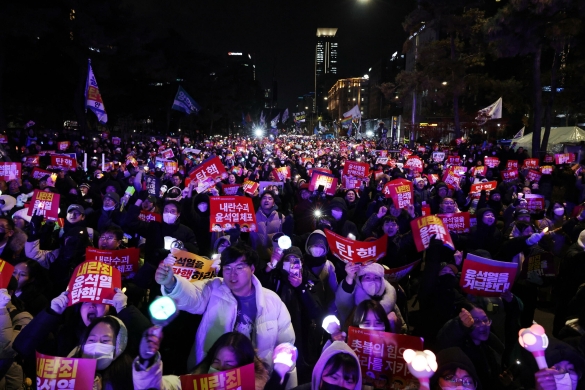 Milaka lagun parlamentuaren aurrean, Hego Koreako presidentearen aurkako elkarretaratzean. HAN MYUNG-GU / EFE Milaka lagun parlamentuaren aurrean, Hego Koreako presidentearen aurkako elkarretaratzean. HAN MYUNG-GU / EFE