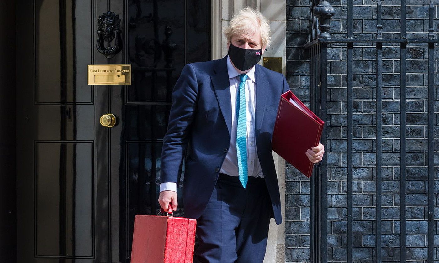 Boris Johnson lehen ministroa, Downing Streeteko 10. zenbakitik irteten, atzo. VICKIE FLORES / EFE.