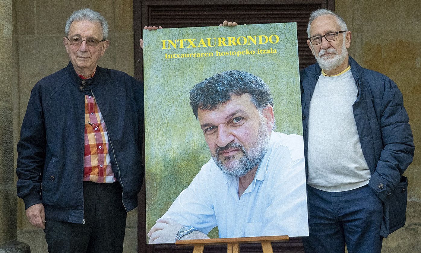 Blanco Txibite eta Zabaleta, Arretxeren argazki bati helduta, atzo, Donostian. GORKA RUBIO / FOKU.