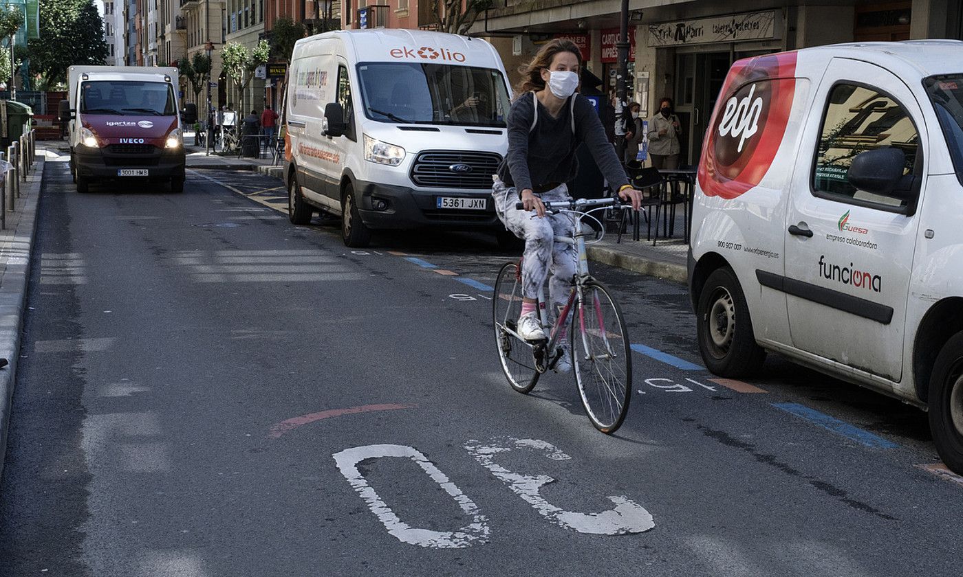 Orduko 30 kilometroko abiadura muga ezarri da Donostian, bide bakarreko hiribide guztietan. JON URBE / FOKU.