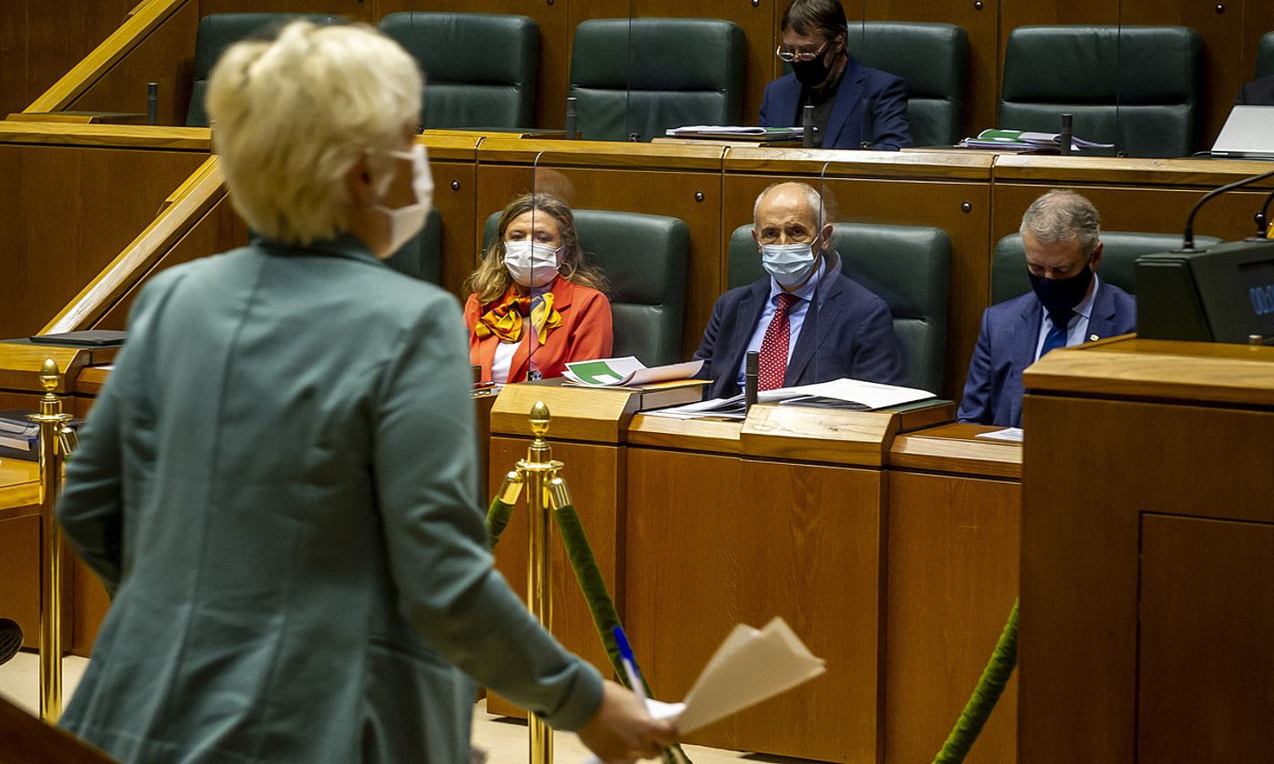 Rebeka Ubera atrilerako bidean, Gotzone Sagardui, Josu Erkoreka eta Iñigo Urkulluren begiradapean. J.FONTANEDA / FOKU. Rebeka Ubera atrilerako bidean, Gotzone Sagardui, Josu Erkoreka eta Iñigo Urkulluren begiradapean. J.FONTANEDA / FOKU.