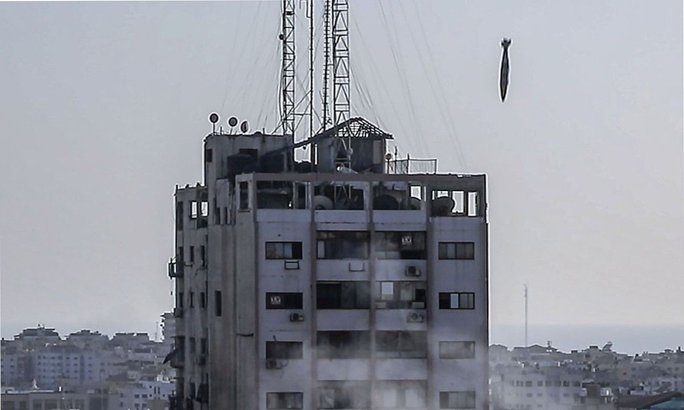 Israeldik jaurtitako misil bat Gazako eraikin bat jotzear, herenegun. MOHAMMED SABER / EFE.