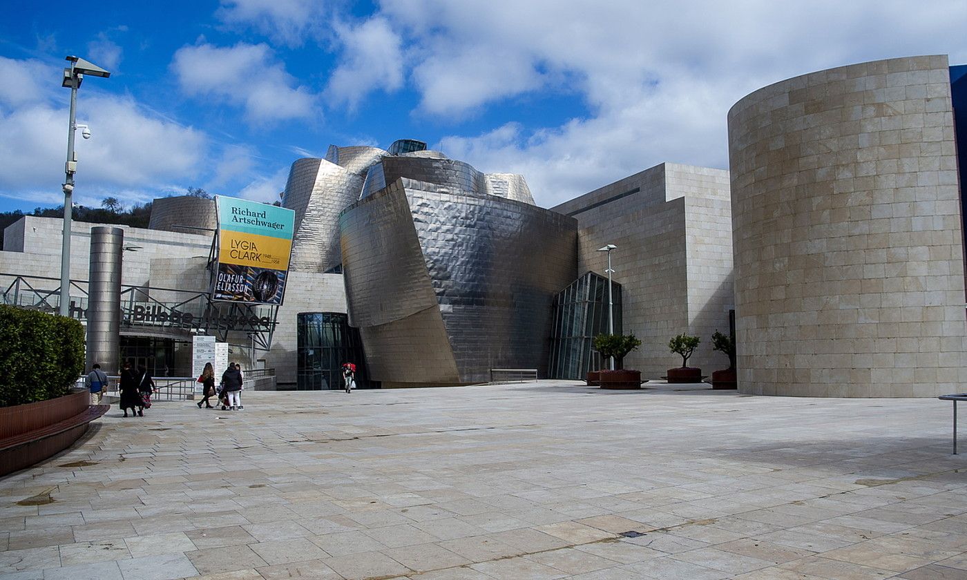 Bilboko Guggenheim Museoaren kanpoaldea. LUIS JAUREGIALTZO / FOKU. Bilboko Guggenheim Museoaren kanpoaldea. LUIS JAUREGIALTZO / FOKU.