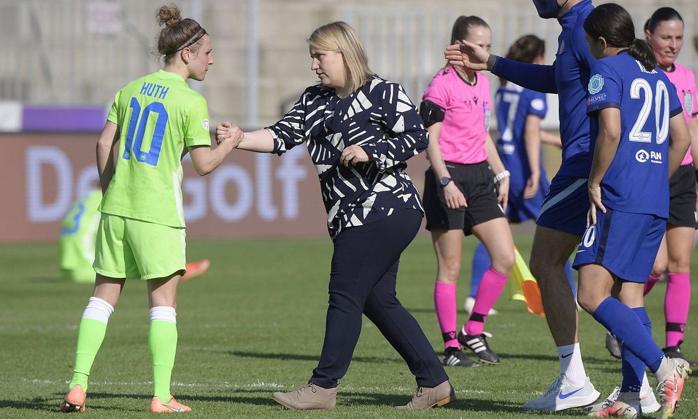 Emma Hayes Chelseako entrenatzailea, Svenja Huth Wolfsburgeko kapitaina agurtzen, Txapeldunen Ligako final-laurdenetako itzulikoan. SZILARD KOSZTICSAK / EFE.