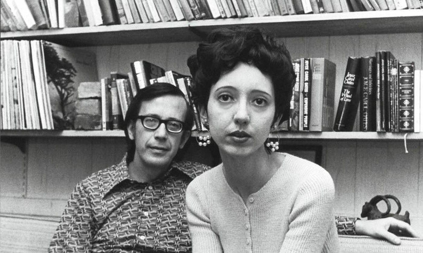 Joyce Carol Oates idazlea eta Raymond Smith editorea, 1972an. BERNARD GOTFRYD.