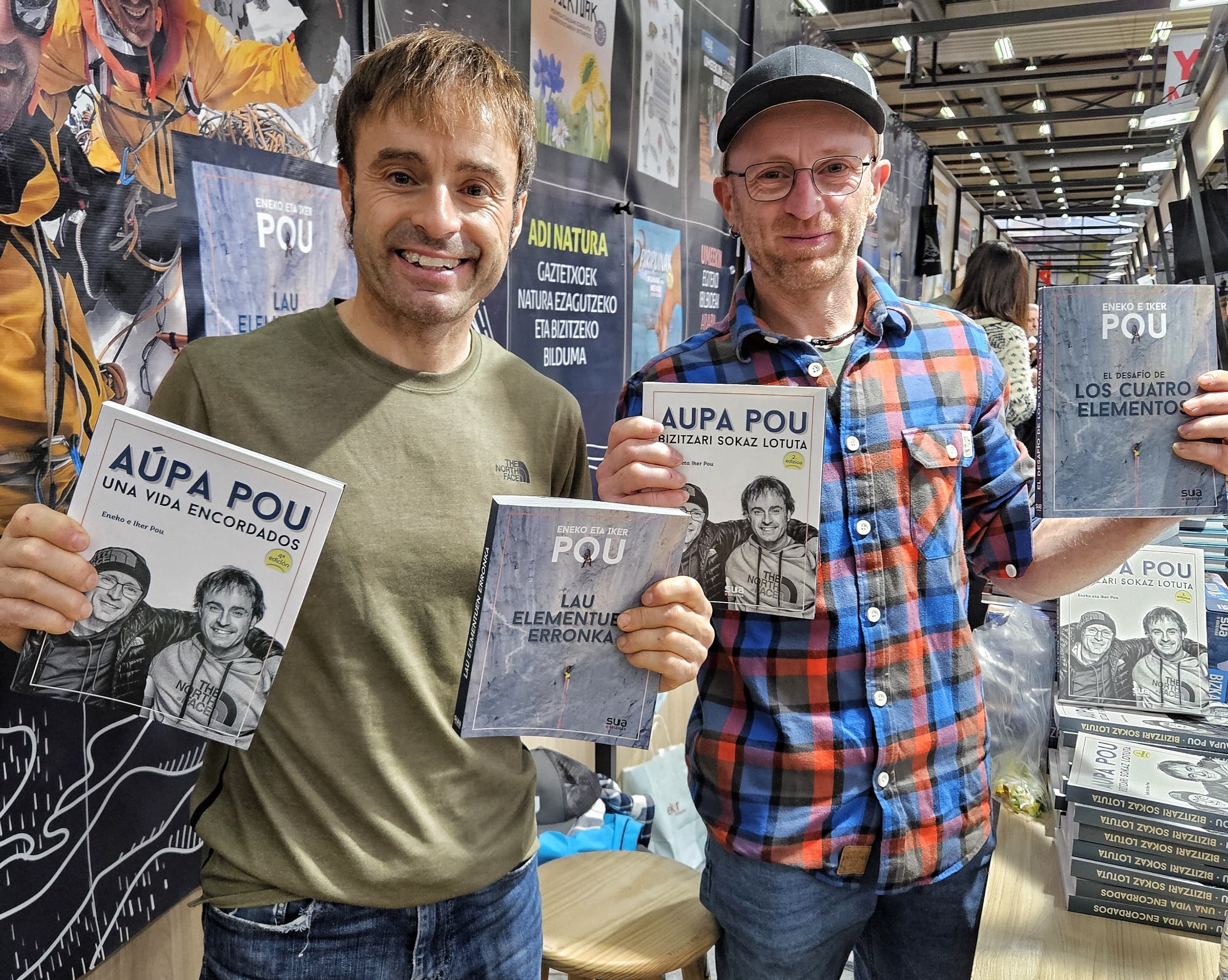 Eneko eta Iker Pou anaiak Durangoko Azokan, beren bi liburuekin