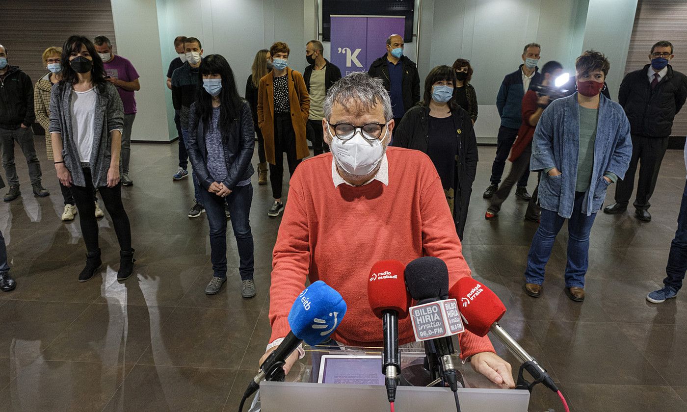 Paul Bilbao idazkari nagusia, Kontseilua osatzen duten eragileen ordezkariekin batera, atzo, Bilbon. JON URBE / FOKU. Paul Bilbao idazkari nagusia, Kontseilua osatzen duten eragileen ordezkariekin batera, atzo, Bilbon. JON URBE / FOKU.