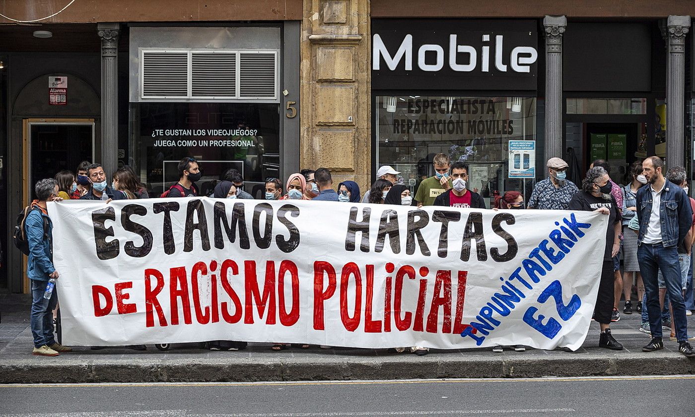 Poliziaren arrazakeriaren aurkako protesta bat, iazko uztailean, Bilboko San Frantzisko auzoan. ARITZ LOIOLA / FOKU. Poliziaren arrazakeriaren aurkako protesta bat, iazko uztailean, Bilboko San Frantzisko auzoan. ARITZ LOIOLA / FOKU.