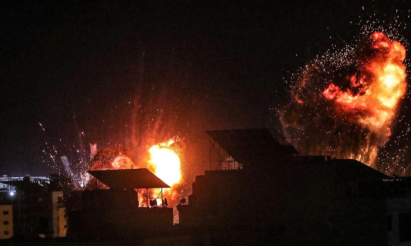 Israelek jaurtitako misilek argitzen dute Gazako gaua. MOHAMMED SABER / EFE.