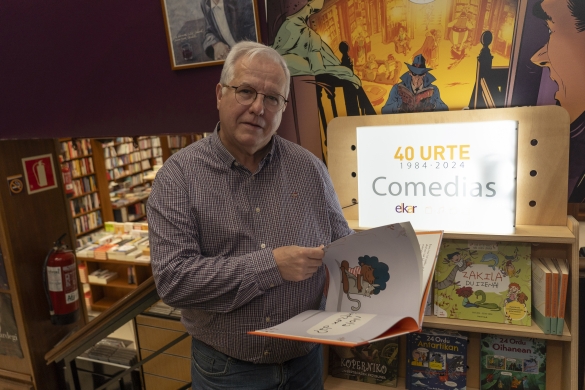 Pablo Abarzuza, Iruñeko Comedias karrikako Elkar liburu dendan, abenduaren 9an. IÑIGO URIZ / FOKU Pablo Abarzuza, Iruñeko Comedias karrikako Elkar liburu dendan, abenduaren 9an. IÑIGO URIZ / FOKU