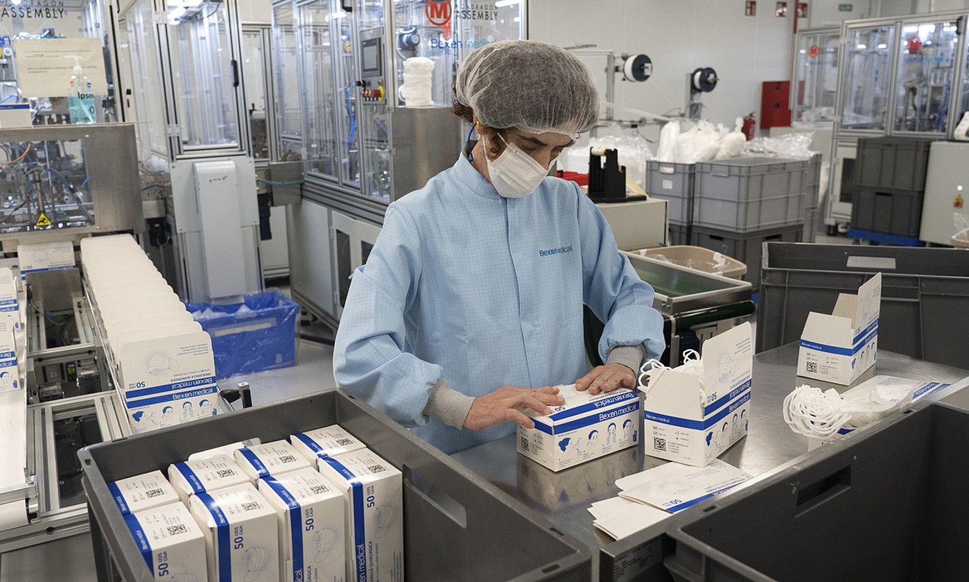 Langile bat, Pfizer markako txertoak ontziratzen. ANDONI CANELLADA / FOKU.