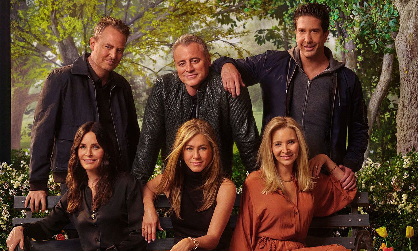 Friends telesail klasikoa atal berezi batekin itzuliko da. HBO MAX. Friends telesail klasikoa atal berezi batekin itzuliko da. HBO MAX.