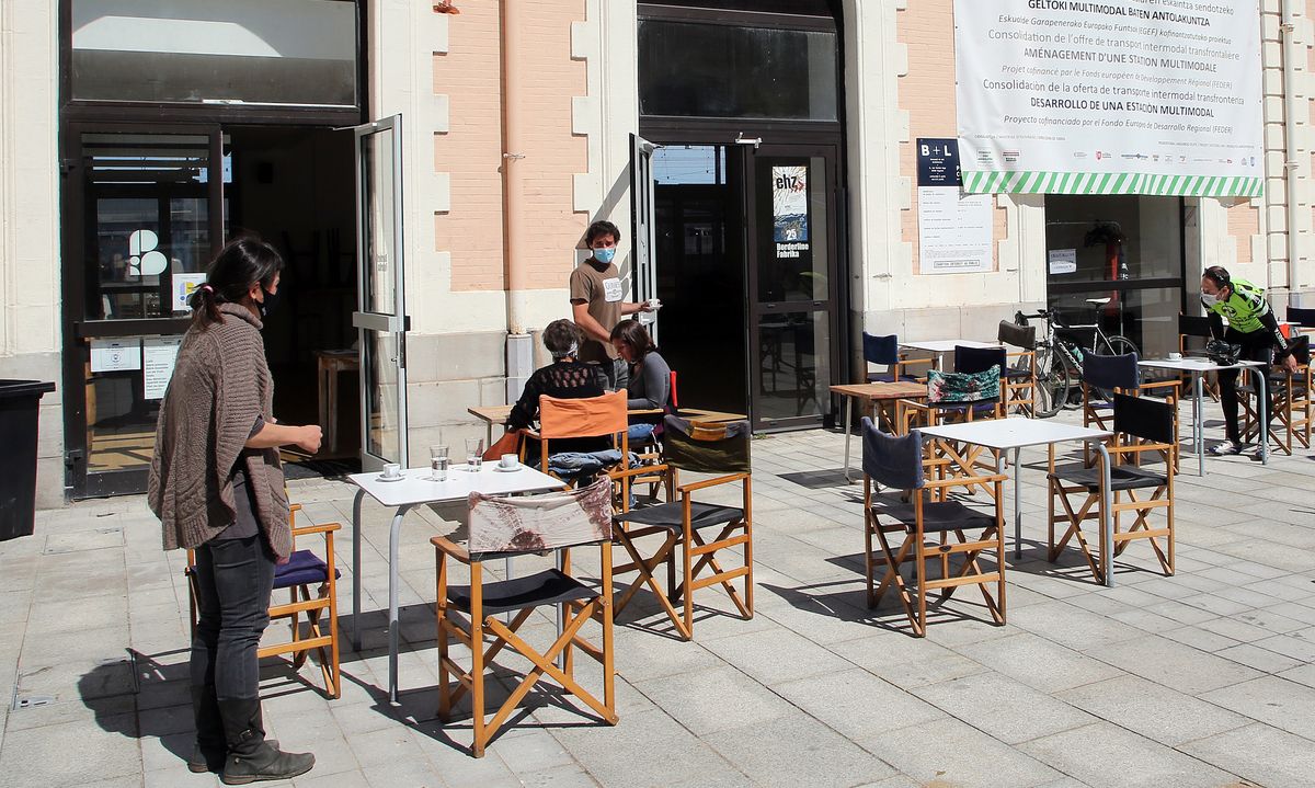 Borderline Fabrika ostatua baino askoz ere proiektu zabalagoa da: publiko zabalari eta sortzaileei eskaini nahi baitie kultura; batez ere, tokikoa. BOB EDME. Borderline Fabrika ostatua baino askoz ere proiektu zabalagoa da: publiko zabalari eta sortzaileei eskaini nahi baitie kultura; batez ere, tokikoa. BOB EDME.