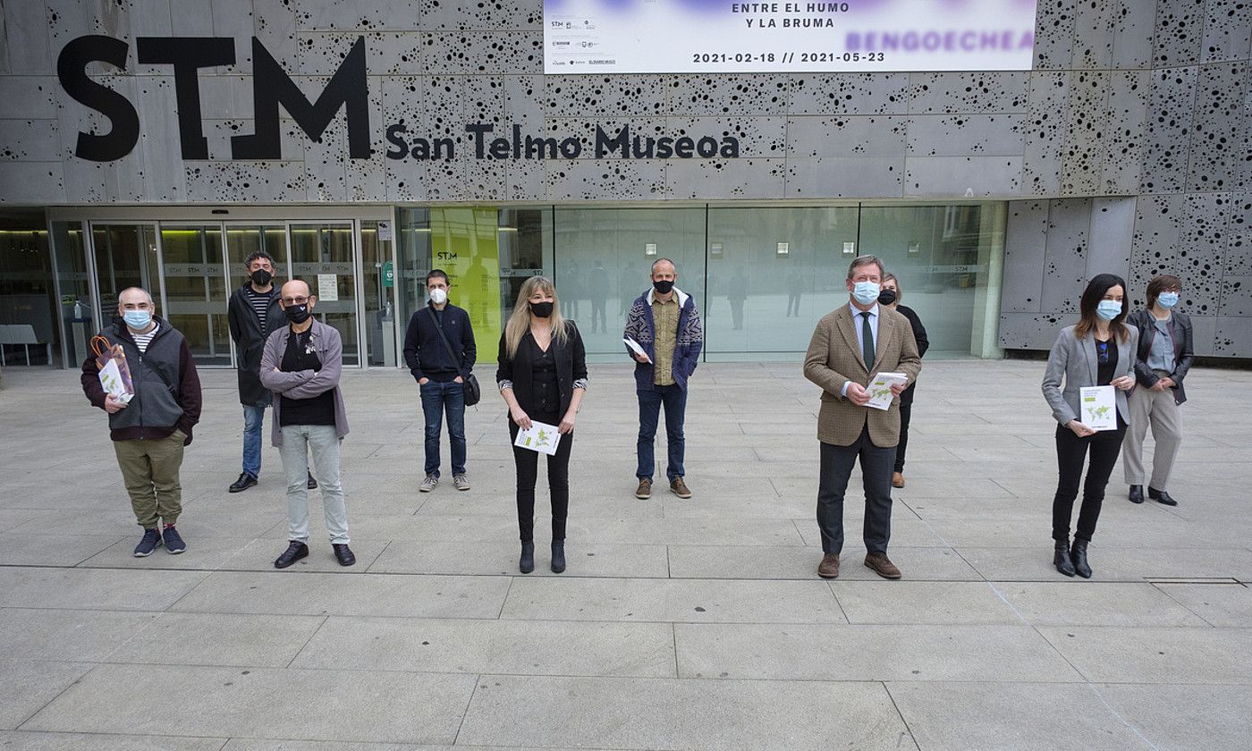 Bingen Zupiria, Maite Goñi eta bide orriaren gainerako sustatzaileak, atzo, Donostiako San Telmo museoan. JON URBE / FOKU.