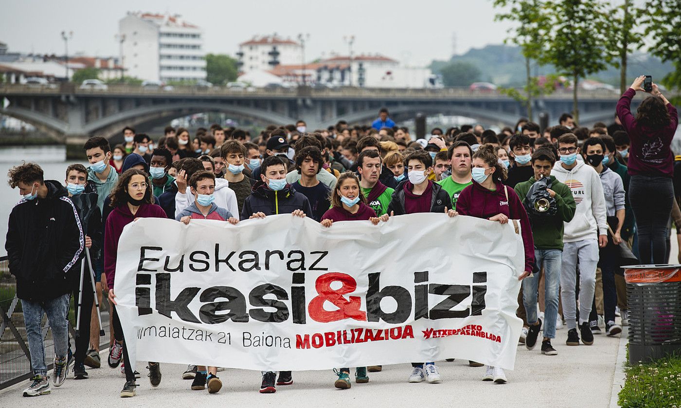 Dozenaka ikasle atera ziren karrikara atzo Baionan, baxoa euskaraz egin nahi dutela aldarrrikatzeko. GUILLAUME FAVEAU. Dozenaka ikasle atera ziren karrikara atzo Baionan, baxoa euskaraz egin nahi dutela aldarrrikatzeko. GUILLAUME FAVEAU.