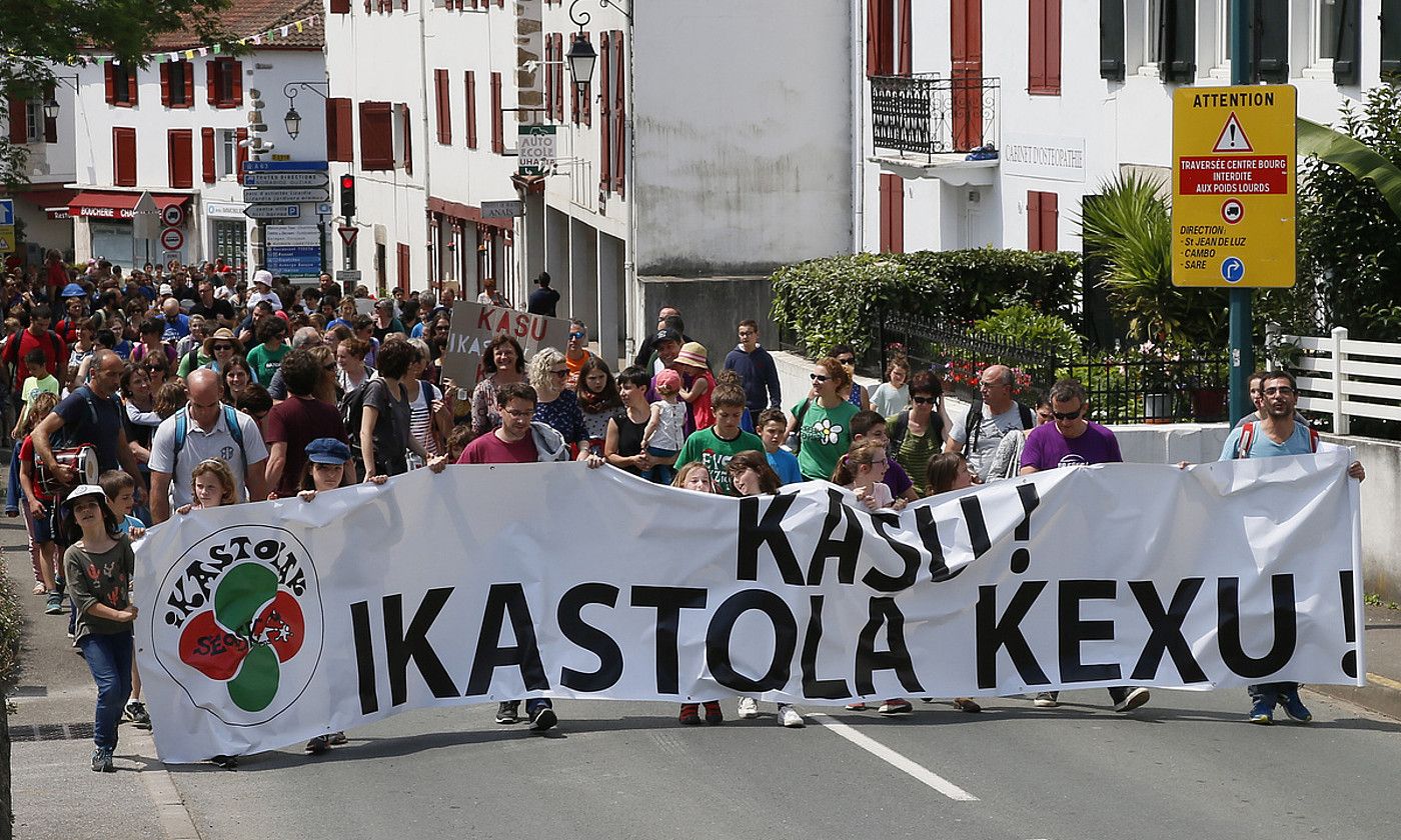 Seaskako ikasle, guraso eta irakasleen protesta, 2018an. BOB EDME. Seaskako ikasle, guraso eta irakasleen protesta, 2018an. BOB EDME.
