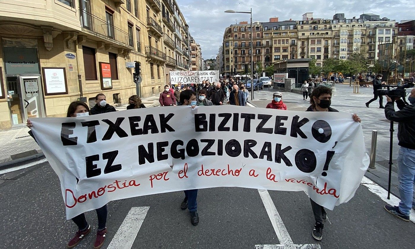 Manifestazioa Groseko Katalunia plazan abiatu zuten, eta udaletxe aurrean amaitu. IÑAKI AGIRRE.