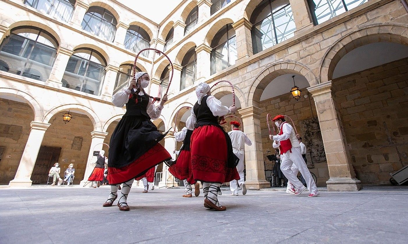 Dantzan. Bilboko Euskal Museoak emanaldiak antolatu ditu. EUSKAL MUSEOA.