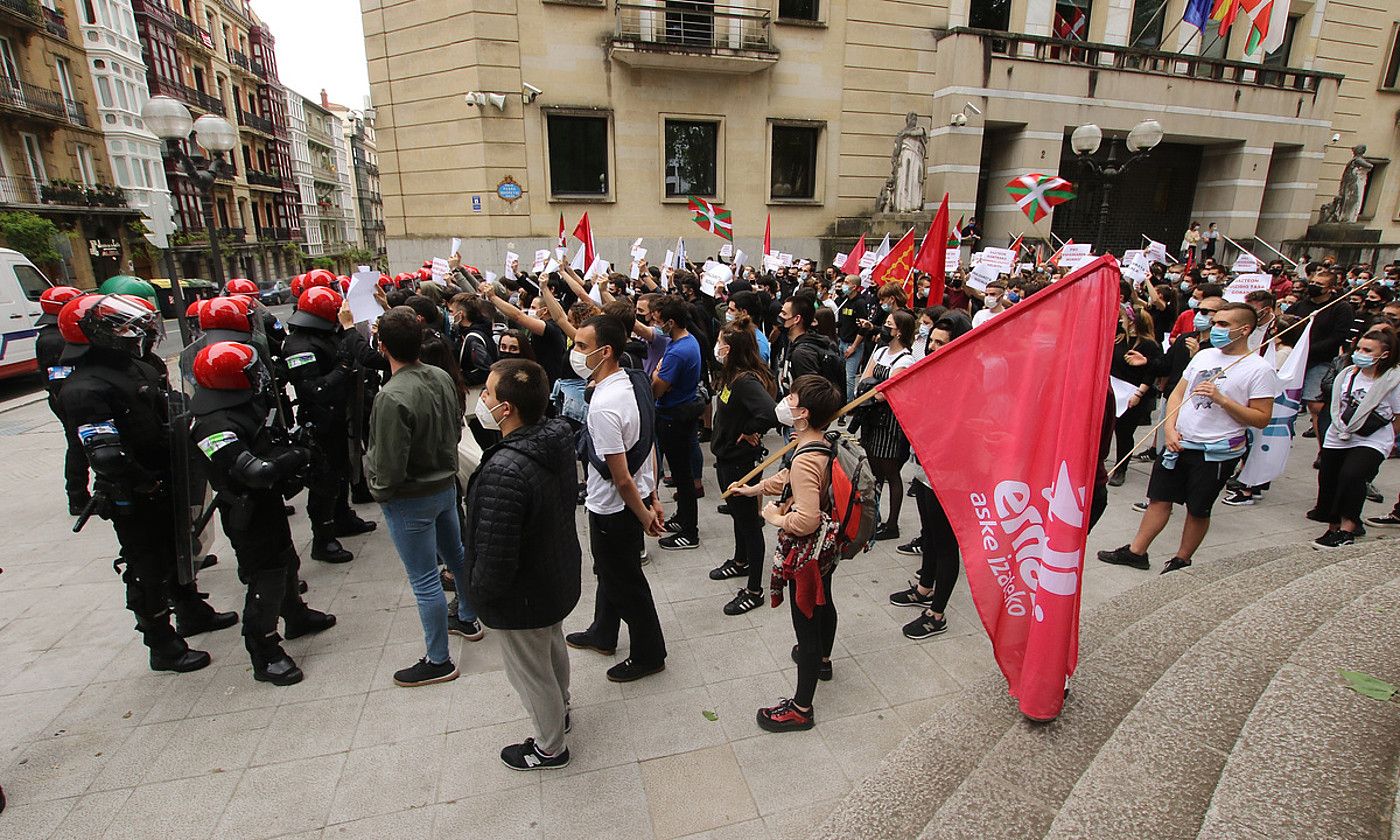 Ernaiko gazteak eta ertzainak, aurrez aurre, Bilbon, maiatzaren 7ko mobilizazioetan. OSKAR_MATXIN_EDESA/ FOKU.