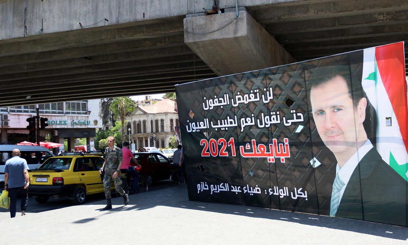 Al-Assaden hautagaitzaren aldeko kartel bat, hauteskunde kanpainan, Damaskon. YOUSSEF BADAWI / EFE.