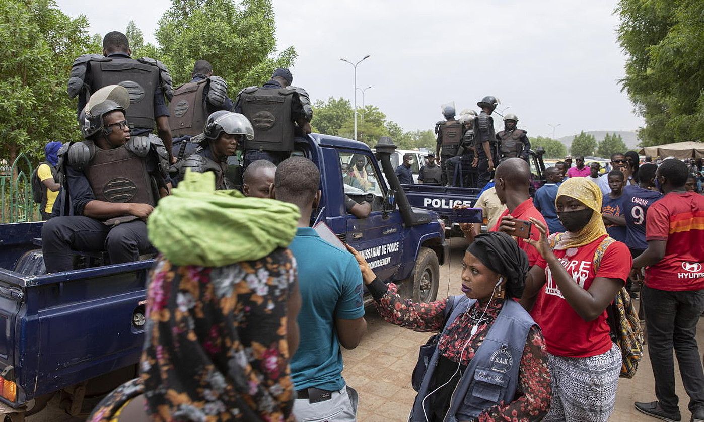 Herritar talde bat Bamakon, atzo, kargugabetzeen aurka protesta egiten. EFE.