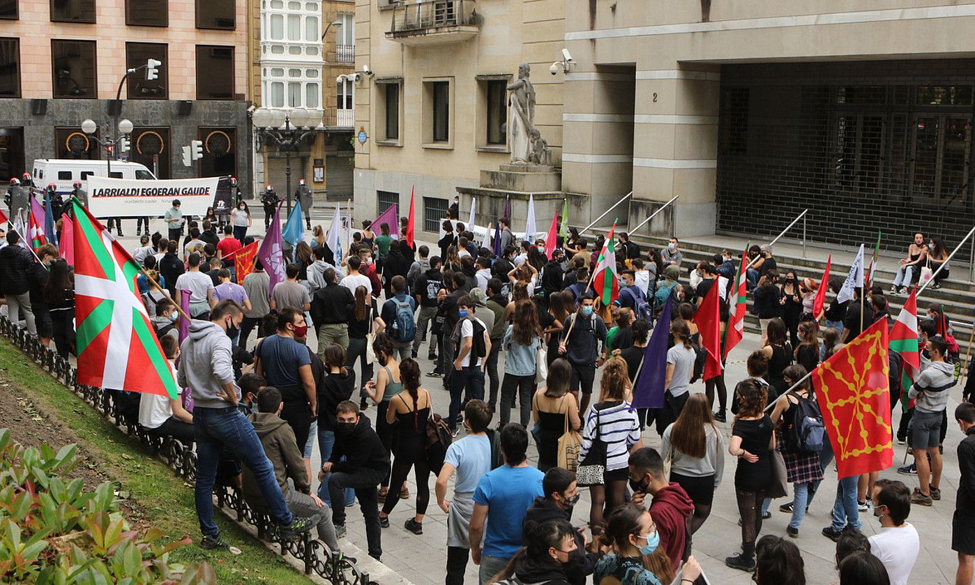 Ernaik maiatzaren 7an Sabin Etxe parean eginiko protesta. O. MATXIN EDESA / FOKU.