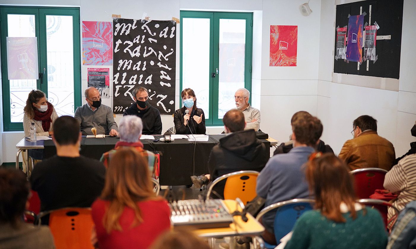 Maider Galardi, Emilio Majuelo, Xabier Letona, Samara Velte eta Emilio Lopez, atzo, Labaren egoitzan. ENDIKA PORTILLO / FOKU.