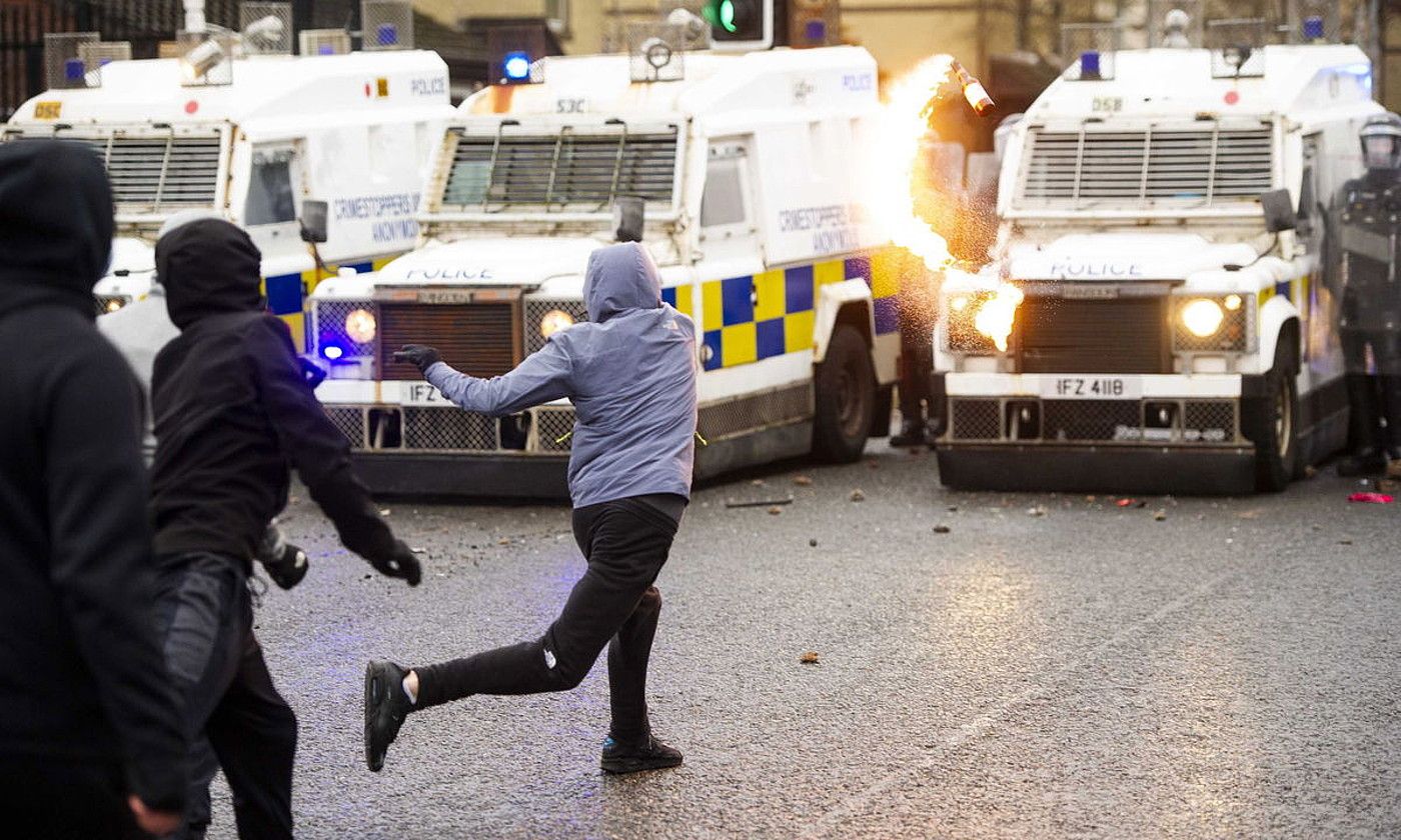 Ipar Irlandako Poliziaren aurka Belfast hirian gertatutako istilu batzuk, iragan apirilean. MARK MARLOW / EFE.