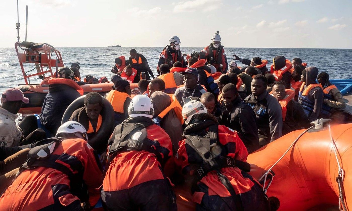 Sea Watch gobernuz kanpoko erakundeko kideak migratzaileak erreskatatzen, Mediterraneoan. SELENE MAGNOLIA / EFE.