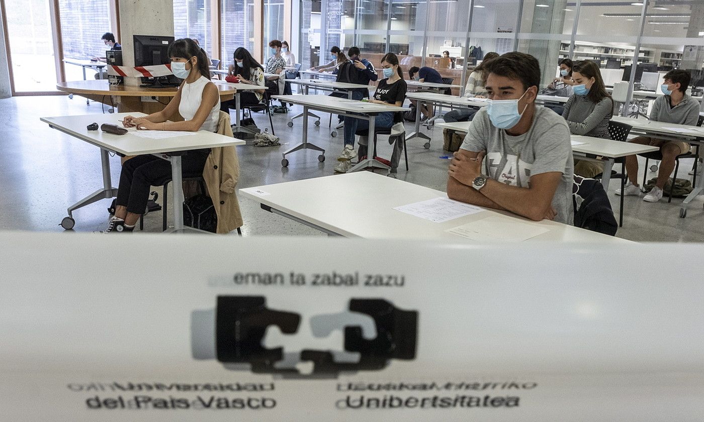 Ikasleak selektibitateko azterketak egiten, iaz, Donostian. JON URBE / FOKU. Ikasleak selektibitateko azterketak egiten, iaz, Donostian. JON URBE / FOKU.