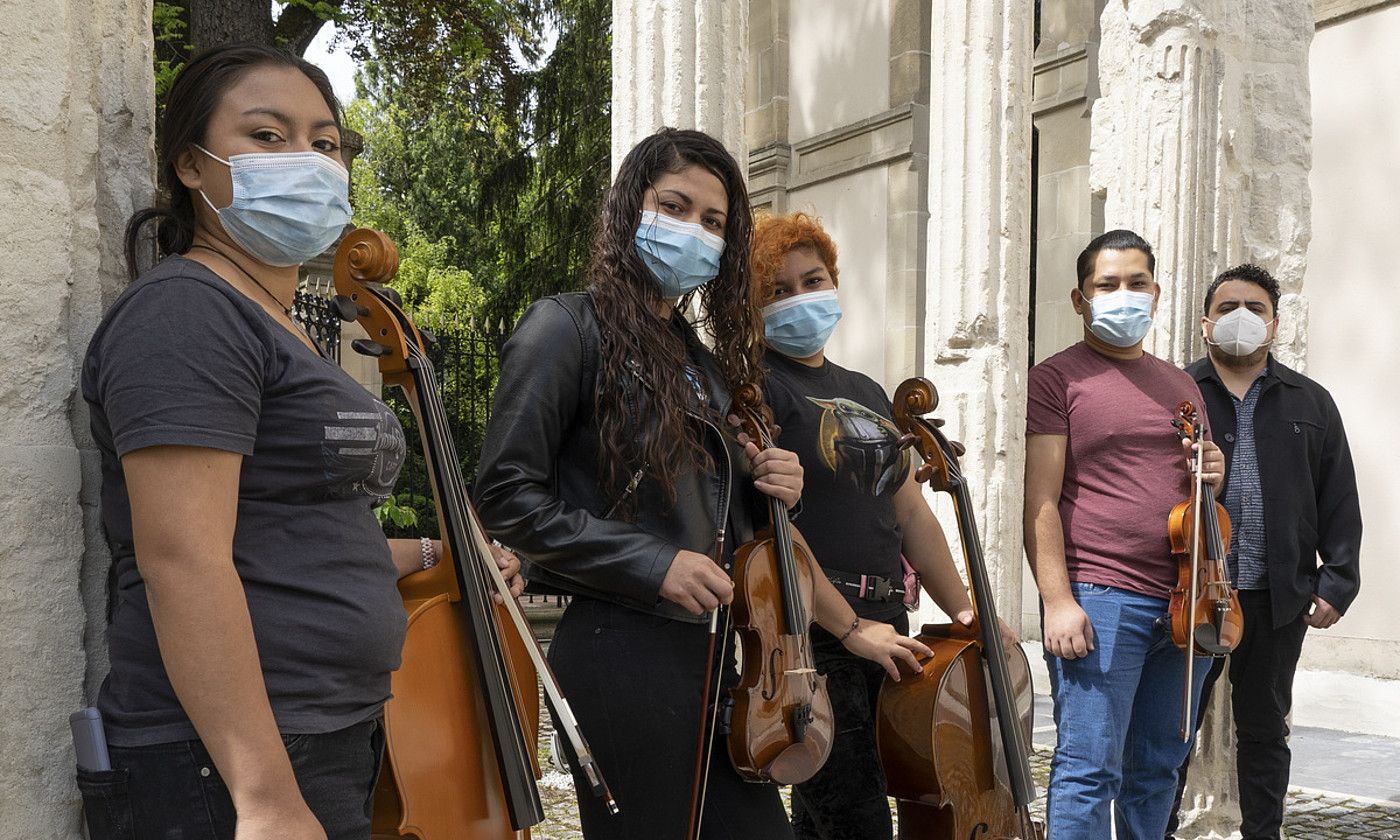 Karina Ramirez, Brenda Garcia, Andrea Crisol, Mario Marroquin eta Omar Gonzalez, hilaren 25ean, Eusko Legebiltzarrean. RAUL BOGAJO / FOKU. Karina Ramirez, Brenda Garcia, Andrea Crisol, Mario Marroquin eta Omar Gonzalez, hilaren 25ean, Eusko Legebiltzarrean. RAUL BOGAJO / FOKU.