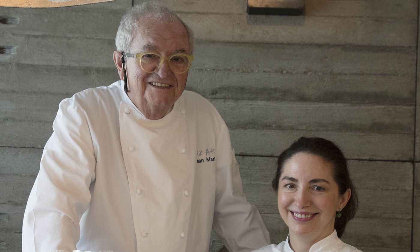 Elena Arzak sukaldaria, Juan Mari Arzak aitarekin, jatetxean. ARZAK JATETXEA.