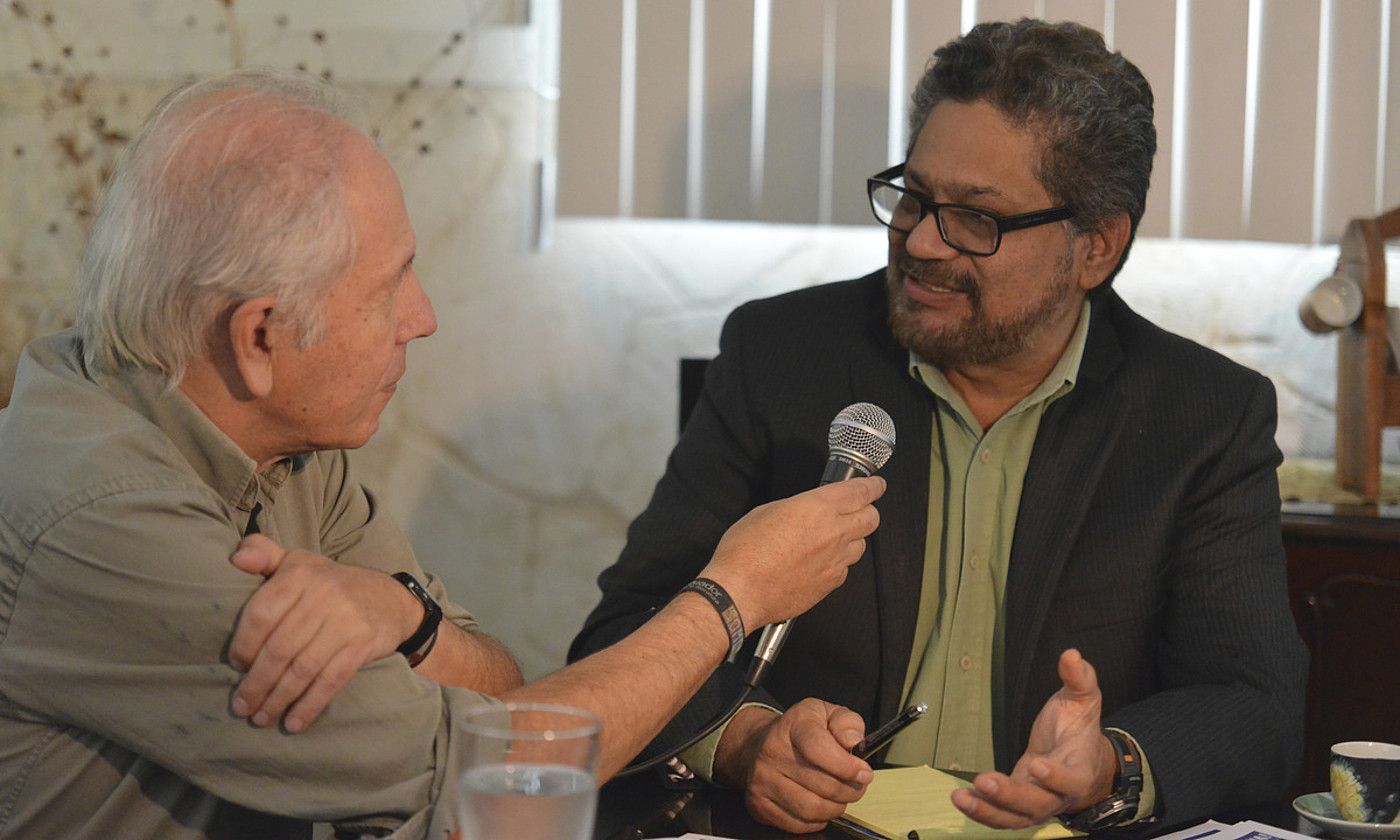 Carlos Aznarez kazetaria FARC-EP gerrillako komandante Ivan Marquez elkarrizketatzen, 2015ean. HECTOR PLANES MESA. Carlos Aznarez kazetaria FARC-EP gerrillako komandante Ivan Marquez elkarrizketatzen, 2015ean. HECTOR PLANES MESA.