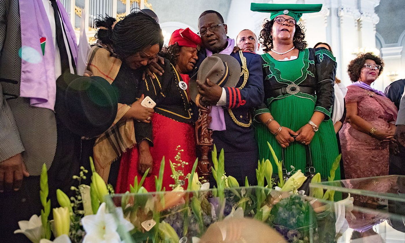 Namibiarren ordezkaritza bat, 2018an, Berlinen, herero eta namen genozidioari buruz egin zen erakusketa batean, hainbat burezurren aurrean. HAYOUNG JEON / EFE.