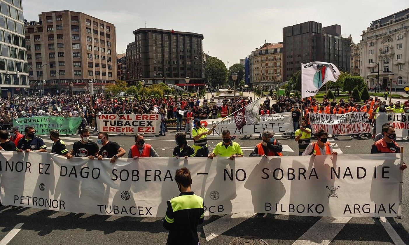 Manifestazioan parte hartu zuten hainbat enpresa langileek eraman zituzten pankartak, Moyua plazan bat egin zutenean. MIGUEL TOÑA / EFE.