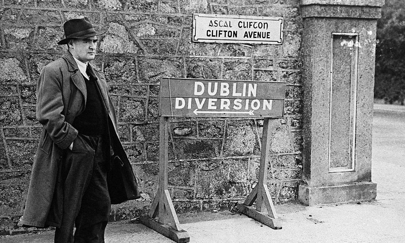 Brian O'Nolan, Dublinen, 1950eko hamarkadan. THE IRISH TIMES.