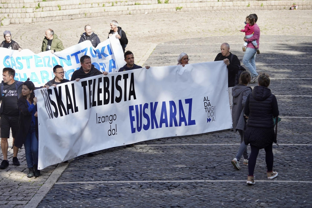 Aldatu Gidoia Euskararen Alde mobilizazioa, ikus-entzunezkoetan euskara sustatu dadila eskatzeko. Aldatu Gidoia Euskararen Alde mobilizazioa, ikus-entzunezkoetan euskara sustatu dadila eskatzeko.