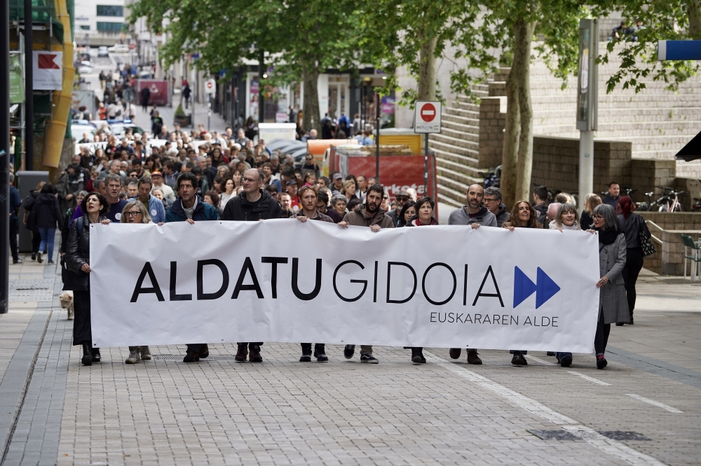 Aldatu Gidoia Euskararen Alde mobilizazioa, ikus-entzunezkoetan euskara sustatu dadila eskatzeko. Aldatu Gidoia Euskararen Alde mobilizazioa, ikus-entzunezkoetan euskara sustatu dadila eskatzeko.