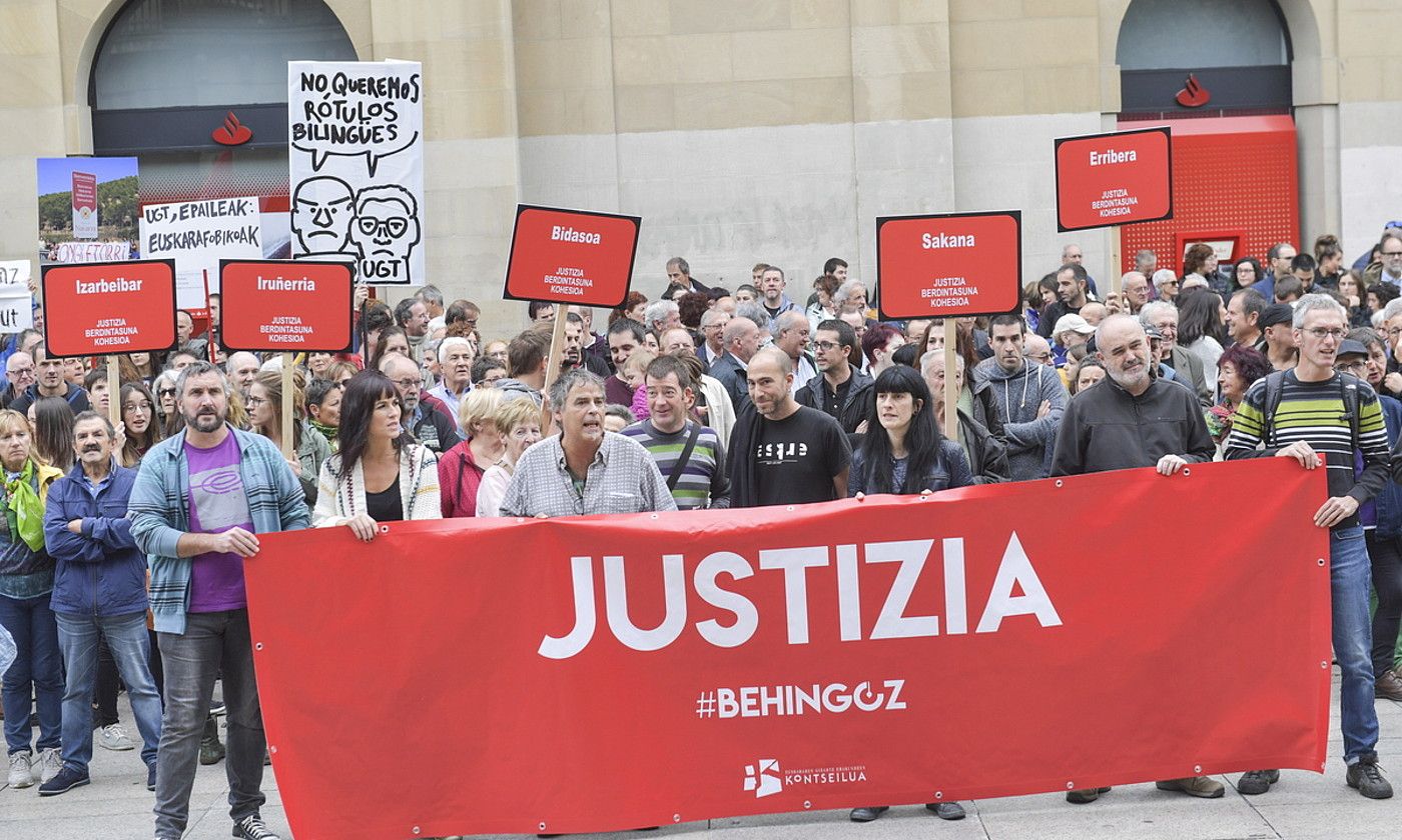 Euskalgintzaren protesta, Iruñean, Nafarroako Auzitegiak euskararen dekretua baliogabetu ostean. I. ZABALETA / FOKU. Euskalgintzaren protesta, Iruñean, Nafarroako Auzitegiak euskararen dekretua baliogabetu ostean. I. ZABALETA / FOKU.