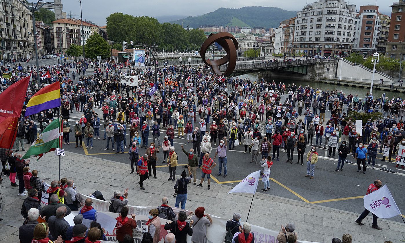 Hego Euskal Herriko hiriburuetan 18.000 bat pertsona batu ziren, «pentsio duinen eske». Irudian, Bilboko manifestazioaren amaiera. ARITZ LOIOLA / FOKU.