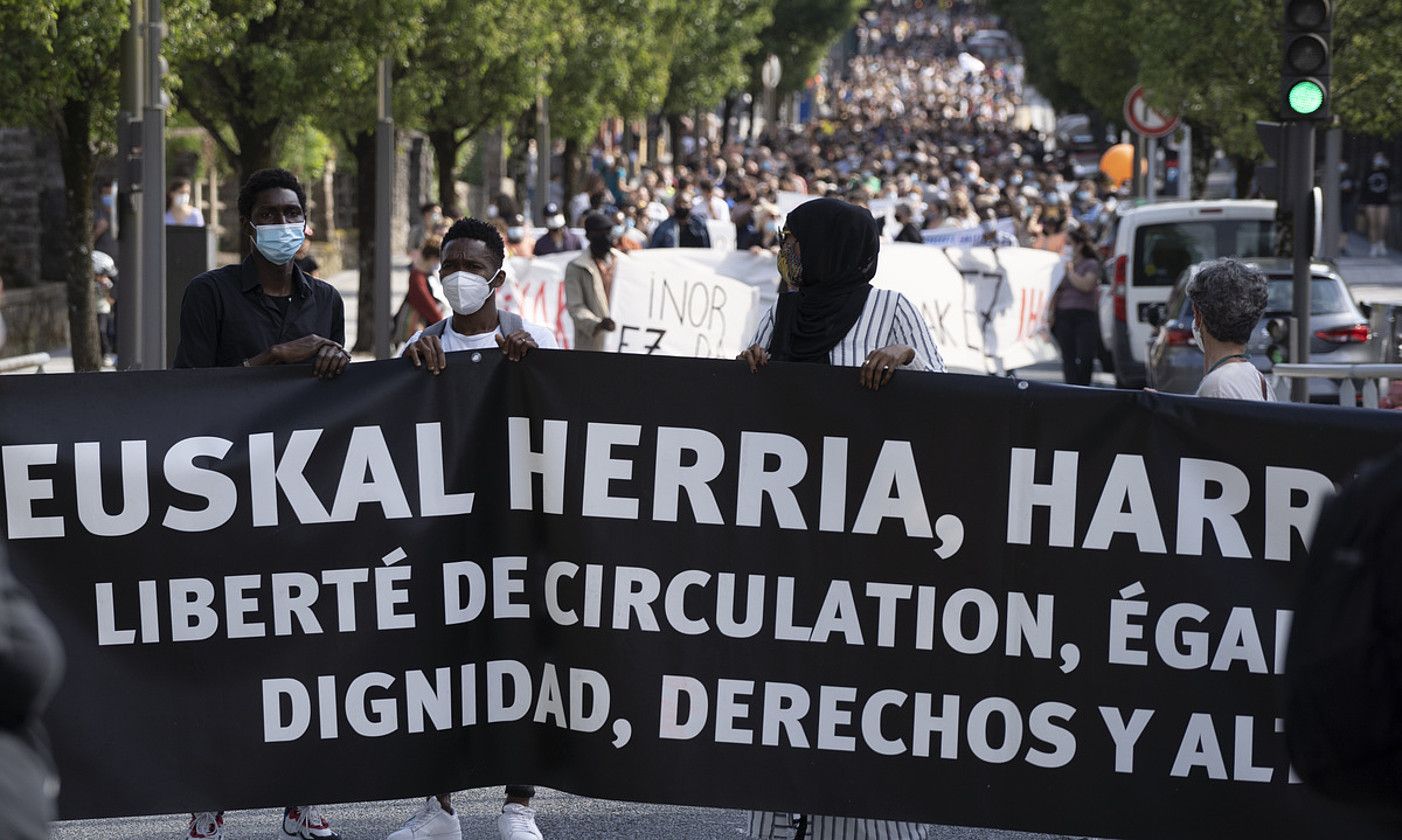 Migratzaileen defentsan egindako manifestazioa, atzo, Irunen. JAGOBA MANTEROLA / FOKU.