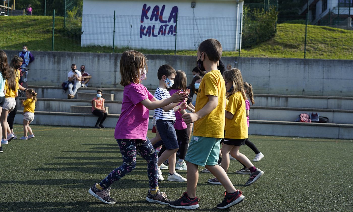 Munduko kulturak ezagutzen. Bertaratutako jendeak hainbat kultura ezagutzeko aukera izan zuen. Irudian, te dastaketa. ARITZ LOIOLA / @FOKU.