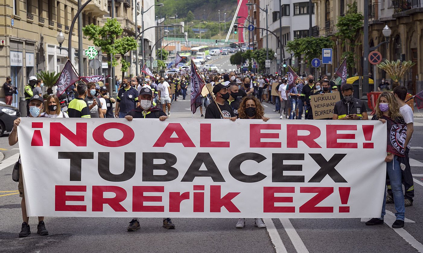 Tubacexeko langileek, beste enpresa batzuetakoekin batera, manifestazioa egin zuten joan den ostiralean, Bilbon. ARITZ LOIOLA / FOKU.