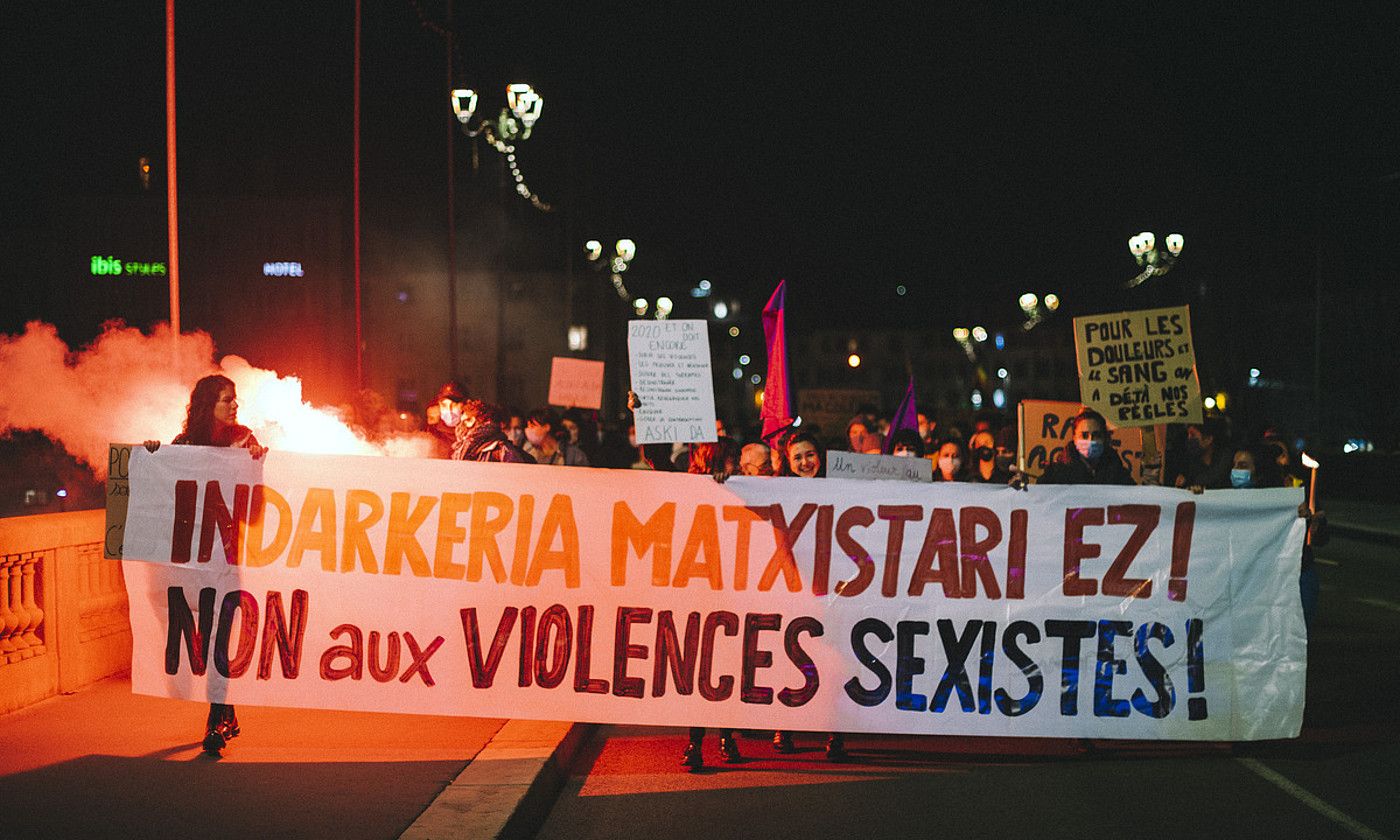 Indarkeria matxista salatzeko protesta bat, Baionan. GUILLAUME FAUVEAU.