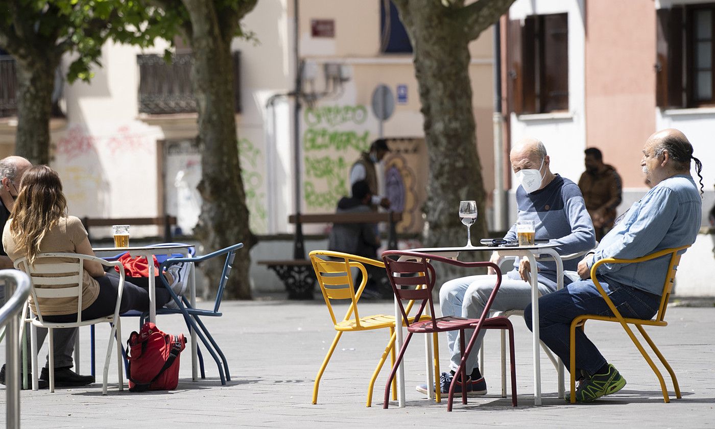 Jendea terraza batean eserita, artxiboko irudi batean. JAGOBA MANTEROLA / FOKU.