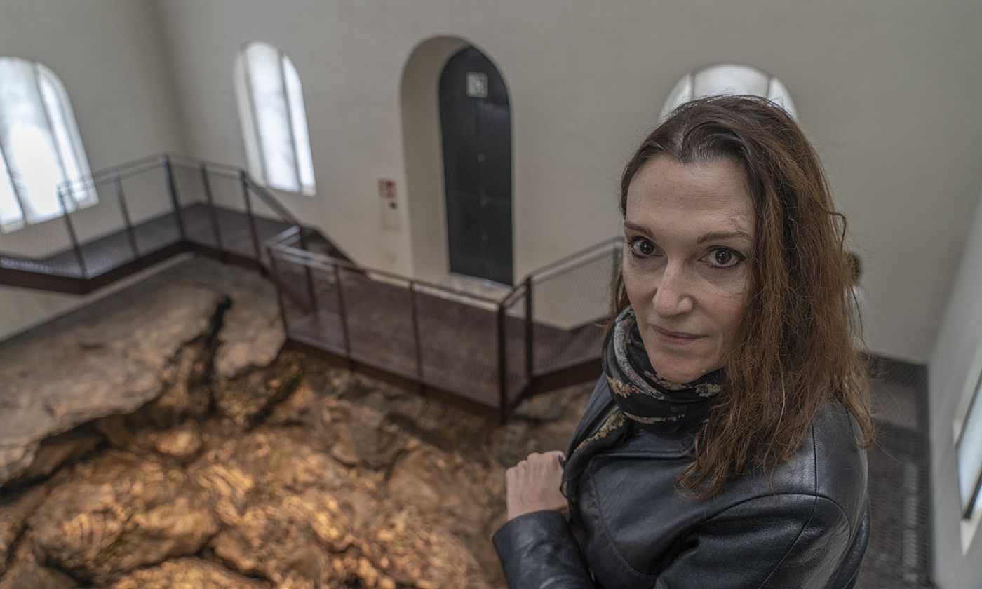 Cristina Iglesias, itsasargiaren kanpoaldean, atzo. ANDONI CANELLADA / FOKU.