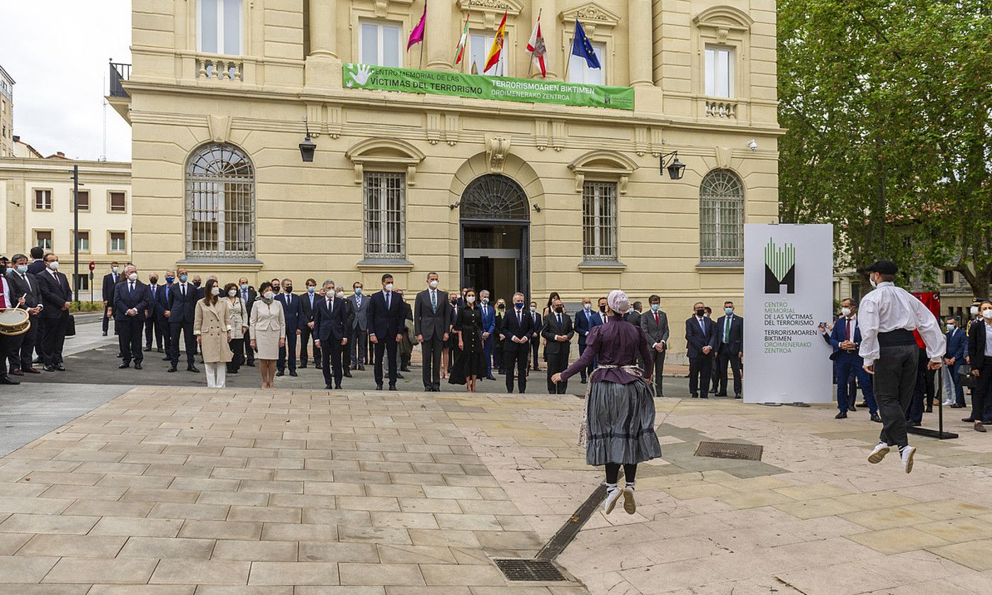 Memoria Osoa sareak deituta, ehunka lagunek protesta egin zuten atzo zentro berritik gertu. JAIZKI FONTANEDA / FOKU.