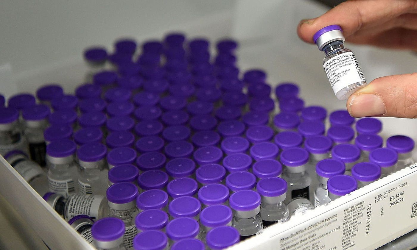 Pfizer etxearen txertoz betetako kaxa bat. A. DI MARCO / EFE. Pfizer etxearen txertoz betetako kaxa bat. A. DI MARCO / EFE.