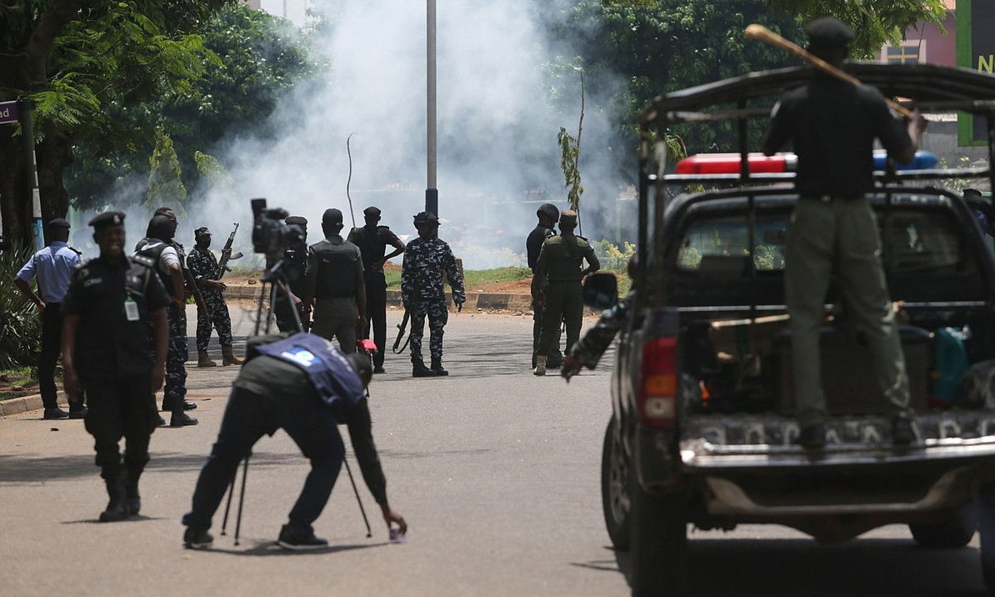 Polizia negar gasa botatzen, joan den astean Kaduna hirian izandako protesta batean. AKINTUNDE AKINLEYE / EFE.