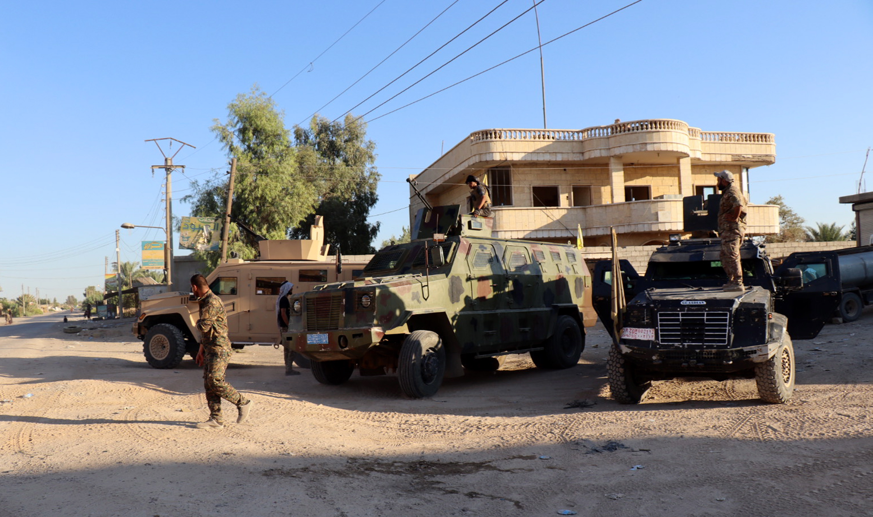 SDf Siriako Indar Demokratikoetako soldaduak Deir ez-Zor inguruan, artxiboko irudi batean. AHMED MARDNLI / EFE